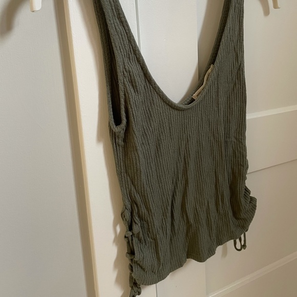 Project Social Cropped tank in army green - Picture 2 of 3